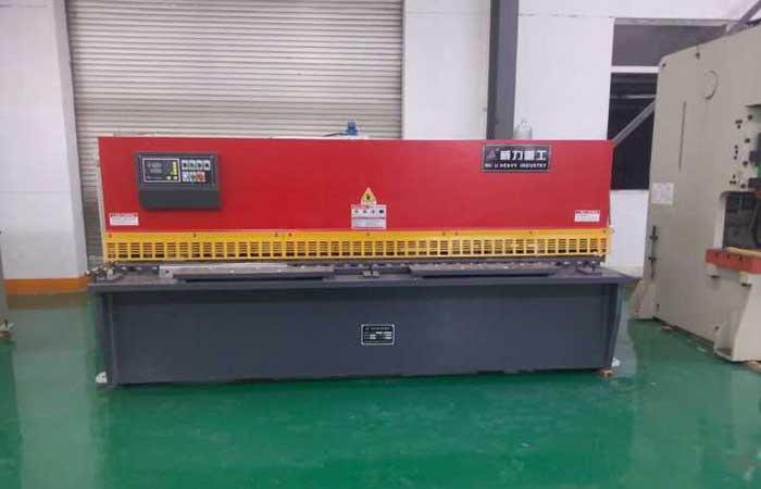 QC11Y-10×32000液壓剪板機(jī)，10個厚液壓閘式剪板機(jī)