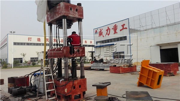 汽車(chē)遮陽(yáng)板液壓機(jī)組裝中